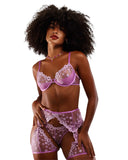 Lingerie violet pastel en dentelle fine avec transparence subtile et finitions luxueuses, style couture et féminité élégante