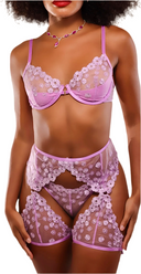 Lingerie violet pastel en dentelle fine avec transparence subtile et finitions luxueuses, style couture et féminité élégante