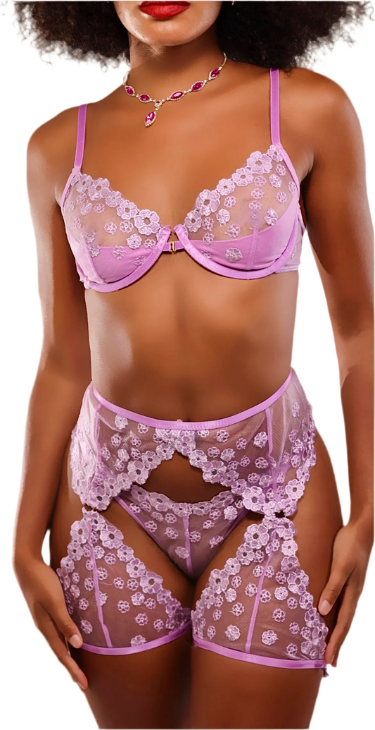 Lingerie violet pastel en dentelle fine avec transparence subtile et finitions luxueuses, style couture et féminité élégante
