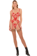 Ensemble rouge avec porte-jarretelle et lignes architecturales