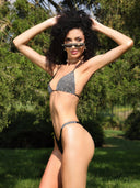     Maillot de bain deux pièces CRISTAL avec design sensuel et détails lumineux offrant une silhouette féminine chic et raffinée