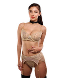 Lingerie femme champagne avec finition satinée et détails délicats, silhouette glamour et allure chic contemporaine