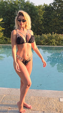 Ensemble bikini noir orné de strass lumineux effet bijou, design moderne et élégant qui met en valeur les courbes avec une allure couture et estivale