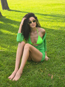 Bikini vert vif NEÓN dans un cadre naturel, combinaison parfaite entre fraîcheur, modernité et féminité assumée au style glamour