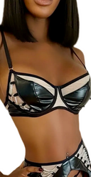 Ensemble lingerie noir avec structure graphique et effet vinyle, look glamour et puissant pour femme moderne
