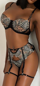 Lingerie Vanessa glamour avec coupe ajustée et finitions élégantes, silhouette féminine séduisante et luxueuse