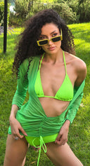Ensemble bikini vert fluo NEÓN au style tropical moderne, allure sensuelle et lumineuse qui met en valeur les courbes avec élégance en plein air