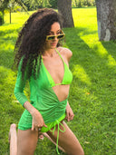Lingerie de plage vert néon vibrant, silhouette mise en valeur dans un style glamour naturel mêlant lumière, fraîcheur et élégance moderne