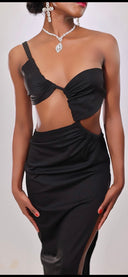 Robe noire glamour KIMY MARINA PARIS avec silhouette sensuelle et inspiration haute couture moderne au style luxueux et raffiné