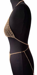 Lingerie femme CRISTAL en strass doré au style bijou, design éclatant et structuré offrant une allure luxueuse inspirée des collections MARINA PARIS