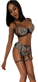 Ensemble lingerie Vanessa avec lignes épurées et design sophistiqué, style féminin chic inspiré haute couture
