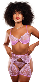 Ensemble lingerie violet pour femme en dentelle fine, silhouette élégante et moderne.