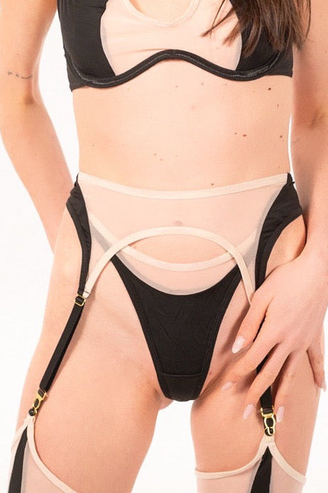 ensemble lingerie haut de gamme noir et nude design structuré