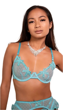     Lingerie bleue femme inspiration luxe contemporain avec détails brodés et transparence subtile, offrant une allure captivante et raffinée sous chaque angle.
