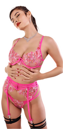 Lingerie femme LOLITA en rose délicatement brodé avec mesh fin, silhouette sublimée dans un style couture moderne alliant finesse et élégance