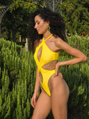 Maillot de bain jaune femme SOLARIS avec design graphique et ouvertures stratégiques, silhouette mise en valeur dans un esprit couture contemporain