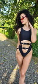     Maillot noir ZOÉ avec design contemporain et lignes audacieuses révélant une féminité élégante et résolument moderne