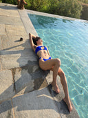     Swimsuit SAPHIR femme avec silhouette sculptée et bleu intense créant une allure chic et sophistiquée sous le soleil