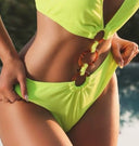 Maillot de bain RIVIERA vert fluo au design audacieux, style balnéaire élégant qui met en valeur les courbes avec une esthétique lumineuse et sophistiquée