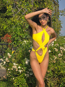 Swimsuit jaune SOLARIS avec design cut out et silhouette sculptante, look glamour et moderne parfait pour un style plage sophistiqué
