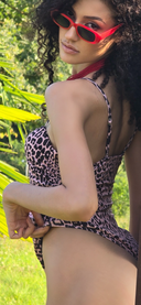     Swimsuit VAMOS au style animalier chic avec silhouette sculptée et allure féminine audacieuse pensée pour un look estival luxueux