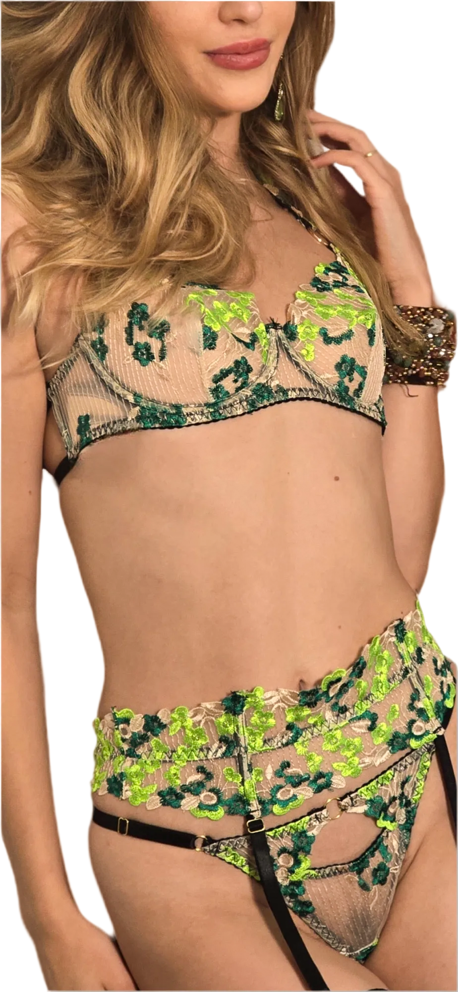 Ensemble lingerie femme avec fleurs brodées sur tulle transparent, silhouette sublimée et style glamour haut de gamme