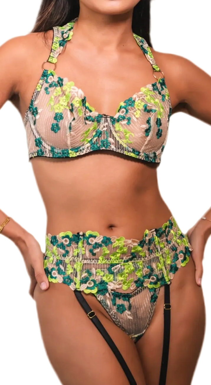 Lingerie femme en tulle nude avec broderie florale multicolore et transparence délicate, silhouette élégante et féminité moderne