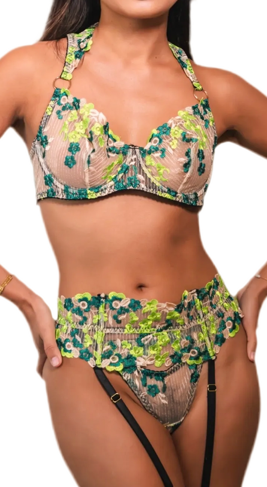 Lingerie femme en tulle nude avec broderie florale multicolore et transparence délicate, silhouette élégante et féminité moderne