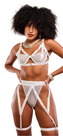 Ensemble lingerie blanc avec lignes délicates et structure légère, esthétique couture et féminité douce et raffinée