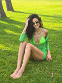 Bikini vert fluo NEÓN au design minimaliste, look tropical lumineux et sensuel inspiré des tendances mode estivales contemporaines