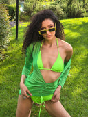 Bikini vert fluo NEÓN au design minimaliste et vibrant, silhouette élancée dans un environnement naturel pour une esthétique fraîche et contemporaine