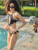     Swimsuit PANTHÈRE avec motif léopard élégant et coupe sophistiquée offrant une silhouette féminine puissante et captivante