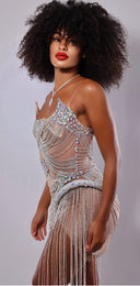 Robe STARLETTE effet cristal et chaînes brillantes inspirée de la mode éditoriale luxe et des créations couture glamour contemporaines