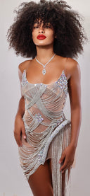 Robe couture argentée à effet bijou avec cristaux brillants et coupe sensuelle élégante pour look glamour premium femme moderne