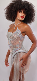 Tenue glamour transparente ornée de cristaux argent et détails bijoux luxueux STARLETTE MARINA PARIS style fashion éditorial sophistiqué