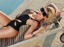     Maillot femme SAINT-TROPEZ avec découpes élégantes et détails bijoux métalliques sublimant la silhouette avec raffinement et modernité
