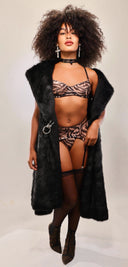 Ensemble SAVAGE lingerie femme avec motif animalier graphique, silhouette mise en valeur par des détails subtils et un style glamour puissant
