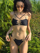     Maillot SOLAIRE MARINA PARIS bikini noir avec détails dorés et ornements circulaires raffinés créant une silhouette glamour et sophistiquée