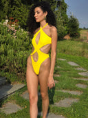 Maillot de bain une pièce jaune SOLARIS avec lignes croisées et ouverture centrale, design audacieux et féminin pour un look été irrésistible