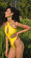 Maillot de bain SOLARIS jaune éclatant avec design sculptant et détails cut out, esthétique moderne qui souligne les courbes avec élégance