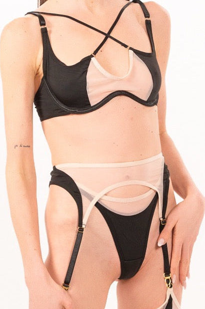 lingerie femme Clara avec détails graphiques et porte-jarretelles