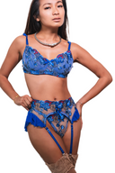     Lingerie femme bleu lumineux inspiration haute couture avec lignes modernes et détails raffinés, parfaite pour un look chic et sensuel.