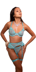     Ensemble lingerie bleu clair ultra glamour avec finition délicate et silhouette affinée, parfait pour une esthétique chic, romantique et sensuelle.