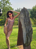     Maillot VAMOS MARINA PARIS avec imprimé panthère audacieux et silhouette glamour inspirée de l’élégance sauvage et sophistiquée