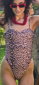     Maillot VAMOS femme avec imprimé léopard sophistiqué et coupe glamour offrant une allure puissante et élégante contemporaine