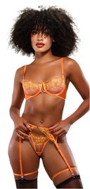 Lingerie femme orange vif avec satin lumineux et détails raffinés, silhouette glamour et allure sophistiquée contemporaine