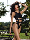     Maillot ZOÉ MARINA PARIS noir avec design ultra structuré et lignes architecturales créant une silhouette glamour puissante et contemporaine